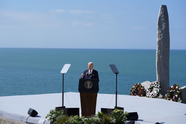 Biden nhìn vào Pointe du Hoc để truyền cảm hứng cho sự thúc đẩy dân chủ ở nước ngoài và ở nhà