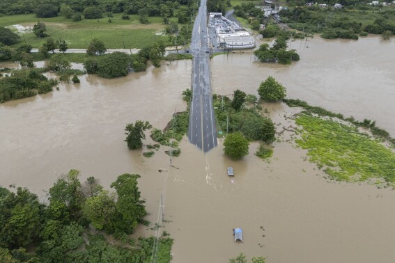 Cơn bão Ernesto đổ mưa to xuống Puerto Rico trong khi đang tiến về phía đông bắc Caribbean