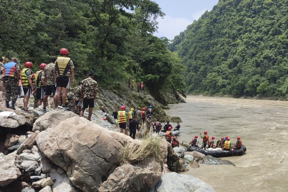 Nhà chức trách Nepal nói có 65 người trên xe buýt mất tích trong một con sông từ thứ sáu