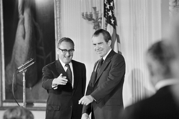 Henry Kissinger là một người bạn thân tin cậy của Tổng thống Nixon cho đến khi kết thúc một cách cay đắng, kỳ lạ