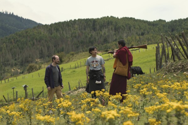 Xem lại phim: Một làng ở Bhutan cũng học về chế độ dân chủ và dạy chúng ta ‘ Monk and the Gun ’