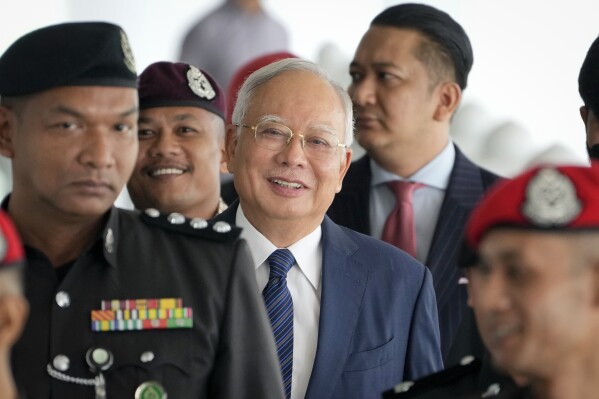 Cựu tù nhân của Malaysia Najib Razak tìm cách giữ bản án còn lại sau khi bị quản thúc tại gia