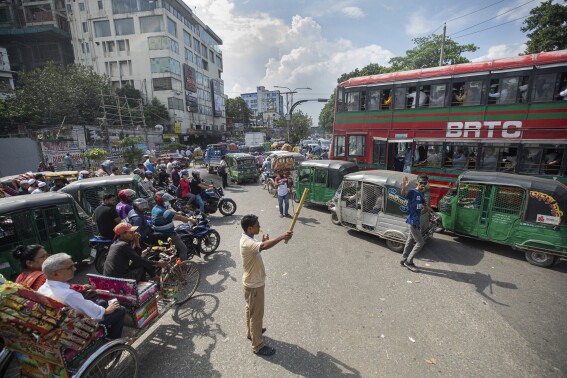 Người lãnh đạo tạm thời của Bangladesh là Muhammad Yunus kêu gọi bình tĩnh. Thứ Năm ổng sẽ lên làm