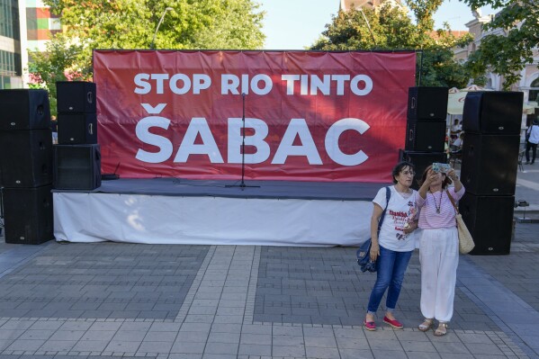 Hàng ngàn người phản đối việc Serbia thỏa thuận với Liên minh Châu Âu để khai quật chất li-ti