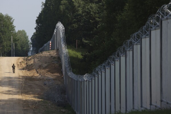 Các quốc gia NATO lo lắng đang tăng cường an ninh do các chiến binh Wagner băng qua biên giới của họ ở Belarus