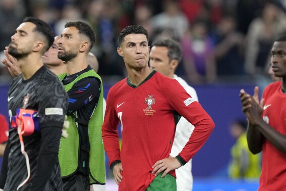 Ronaldo thoải mái giải tán Pepe khi những cựu chiến binh Bồ Đào Nha thoát ra ở Euro 2024