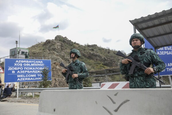 Azerbaijan di chuyển để xác nhận lại quyền kiểm soát của Nagorno-Karabakh khi người Armenia di tản chậm lại