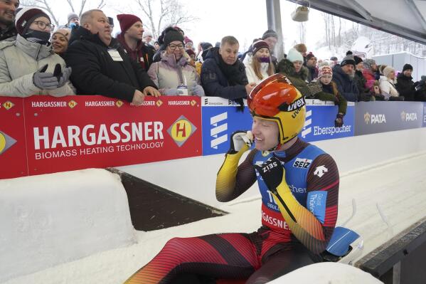 Max Langenhan của Đức biểu tình để giành chiến thắng trong cuộc đua luge World Cup