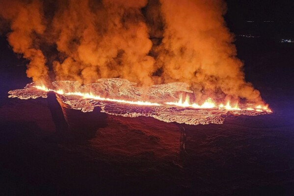 Một núi lửa phun trào ở tây nam Iceland, khiến dung nham chảy về một khu định cư gần đó