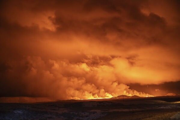 Núi lửa phun trào ở Iceland trên bán đảo Reykjanes