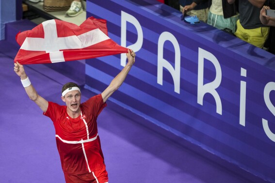 Viktor Axelsen của Đan Mạch đoạt huy chương vàng của những người độc thân độc thân, bảo vệ danh hiệu Olympic