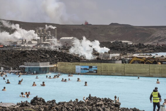 Spa địa nhiệt phổ biến ở Iceland mở cửa trở lại cho du khách sau khi núi lửa gần đó ổn định