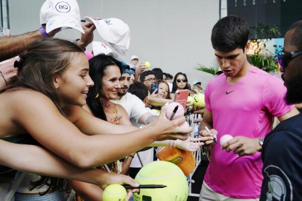 Alcaraz, Sabalenka advance to 4th round of Miami Open