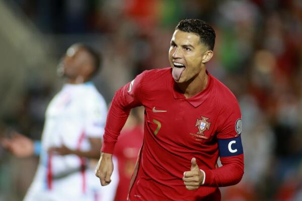 Hat-trick của Ronaldo giúp Bồ Đào Nha đứng đầu bảng A