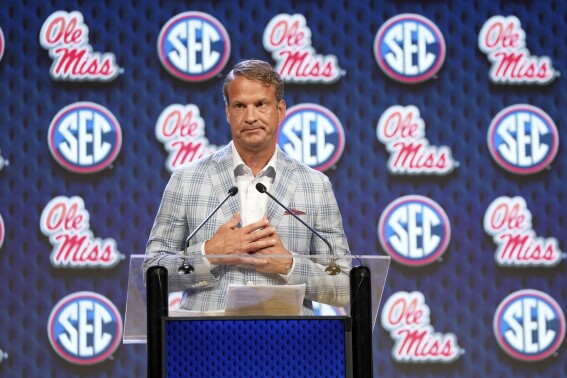 Huấn luyện viên Mississippi Lane Kiffin phải giữ nó tại SEC Media Day khi ông nói về cha quá cố