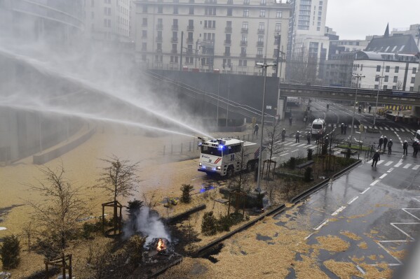 Những người nông dân biểu tình chống lại cảnh sát Brussels bằng chất lỏng gần căn cứ của U để trưng bày quyền lực mới