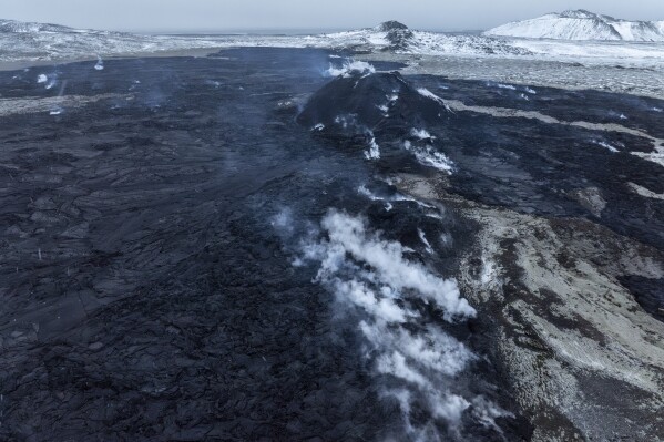 Dân làng Iceland gần núi lửa phun lửa được phép trở về quê hương