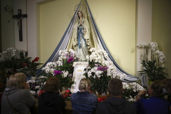 Vatican ban ánh sáng xanh cho sự sùng bái ở Bosnia ở Medjugorje nơi mà người ta cho rằng Madonna xuất hiện