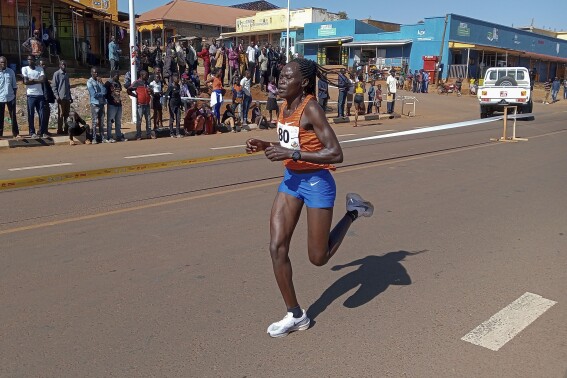 Những người mộ đạo bày tỏ lòng kính trọng với vận động viên Uganda người đã chết sau khi cộng sự của mình đốt cô