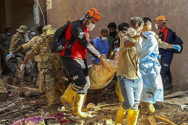 Turkish teams recover bodies in Derna