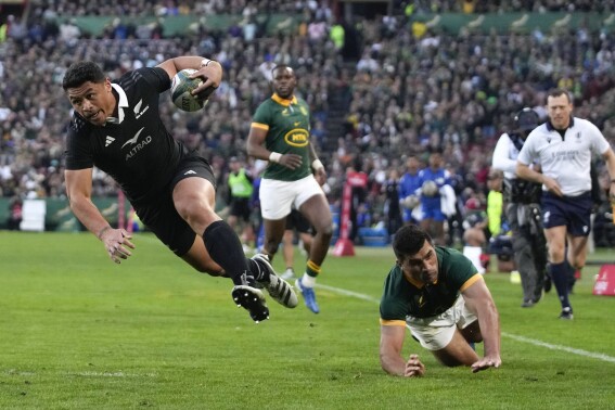 Beauden Barrett và Perenara trên ghế dự bị thử nghiệm lần thứ hai của mùa xuân