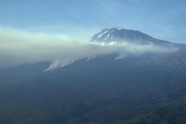 Tanzania cho biết đám cháy ở núi Kilimanjaro phần lớn đã được khống chế