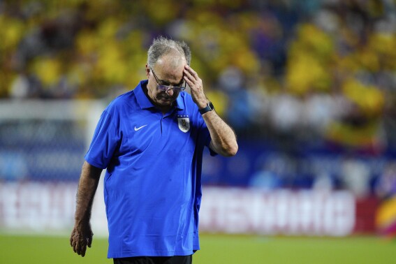 Huấn luyện viên Marcelo Bielsa nói những người chơi xứng đáng được xin lỗi, không được phê chuẩn sau trận đấu của Copa America