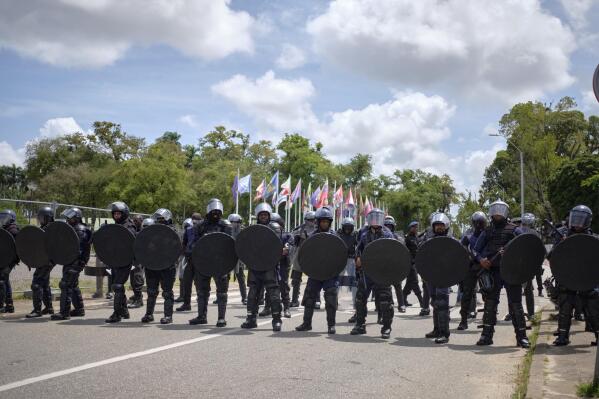 Người biểu tình ở Suriname yêu cầu tổng thống từ chức