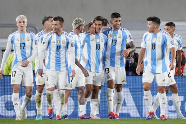 Argentina trừ Messi đánh bại Chile để dẫn đầu World Cup Nam Mỹ đủ tiêu chuẩn