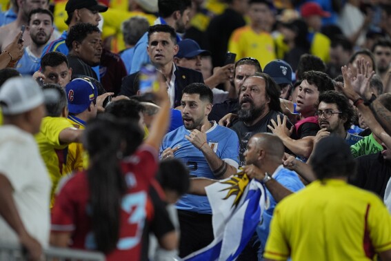 Darwin Núñez, các đồng đội của mình vào vị trí là những người hâm mộ chiến đấu sau khi Copa America thua Colombia