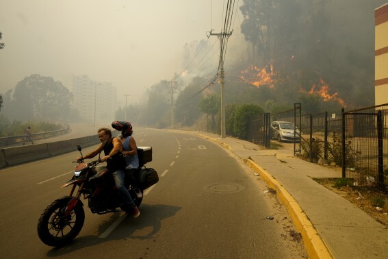 Hàng trăm người mất tích khi số người chết vì cháy rừng ở Chile lên tới 123, AP giải thích