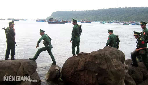 Những ánh mắt trùng khơi