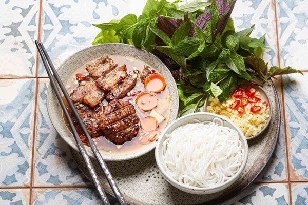 Pha nước chấm bún chả Hà Nội bằng giấm hay chanh?