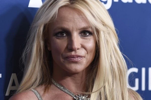 Britney Spears suy sụp trước những tuyên bố của chồng cũ, thuê luật sư quyền lực làm đại diện