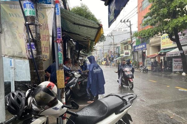 Lên mái nhà quét rác, người đàn ông bị điện giật chết lúc trời mưa