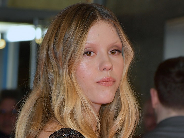 Mia Goth bị kiện bởi 'Maxxine' Extra ... Bạn đã đá vào đầu tôi!