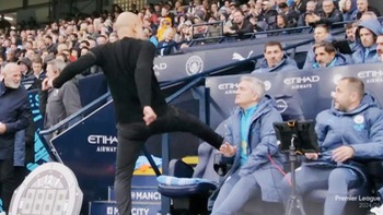 HLV Pep Guardiola của Man City tung cước vì giận trọng tài