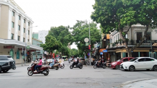 Gió về ngang ngã tư thu