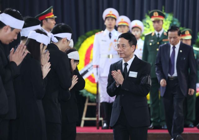 Ministry officials paying respect to late Party Secretary General Nguyễn Phú Trọng