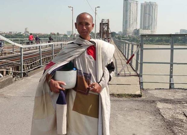 'Begging monk' stops his cross-Việt Nam walk following safety worries