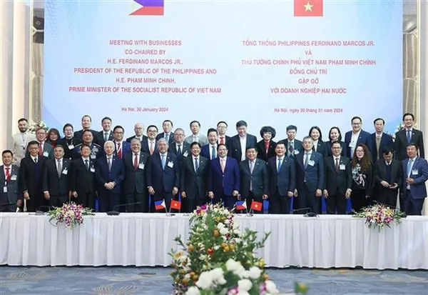 PM Chính, Philippine President meet with business leaders