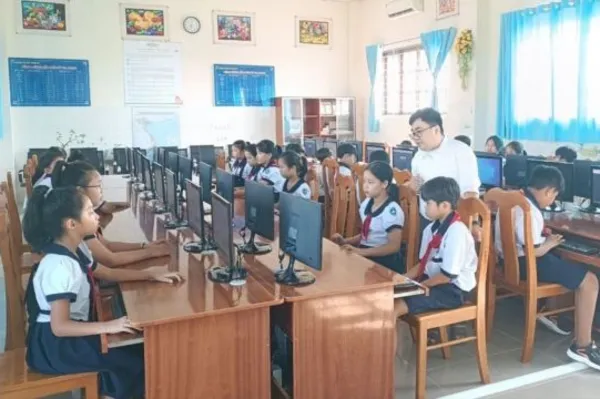 Digital classes to ease teacher shortage in HCM City