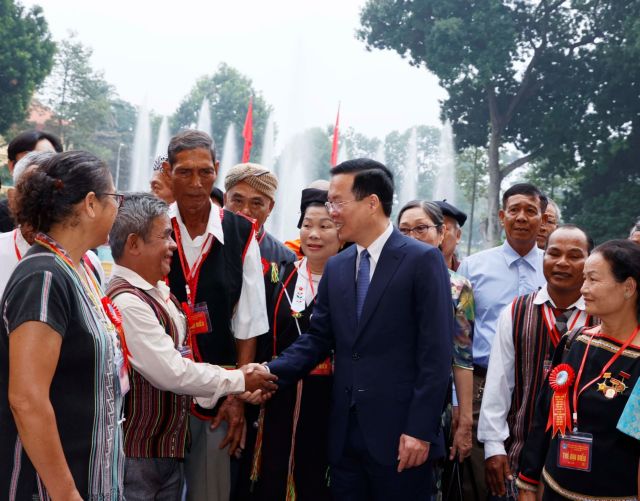 President hosts top citizens from ethnic minority groups