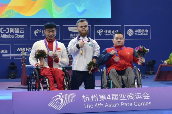 An hungers to lift Paralympics medal