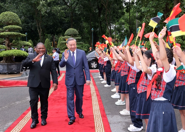 Top leader hosts welcome ceremony for Mozambican President