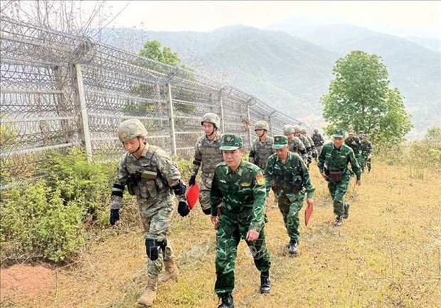 Border guards of Việt Nam, China hold joint patrol