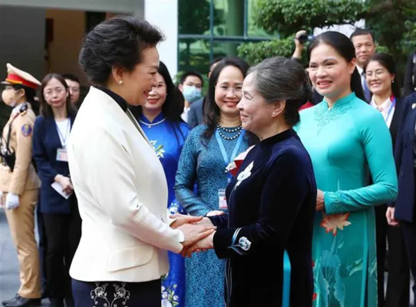 Spouses of Vietnamese, Chinese Party leaders visit Vietnamese Women's Museum