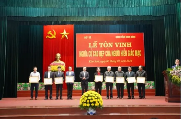 Health sector honours families of cornea donors in Ninh Bình