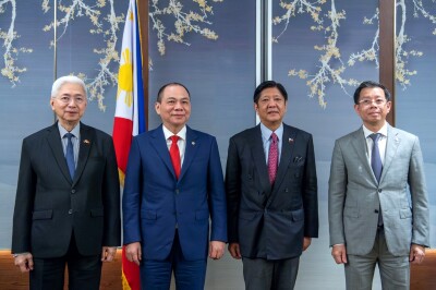 President of the Philippines Holds a Meeting with Vingroup Chairman in Hanoi