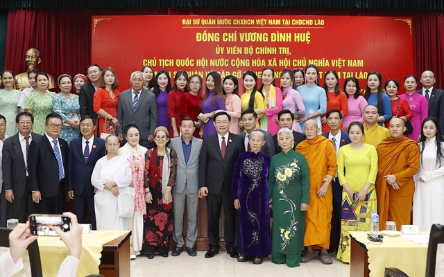 NA Chairman meets Vietnamese community in Laos